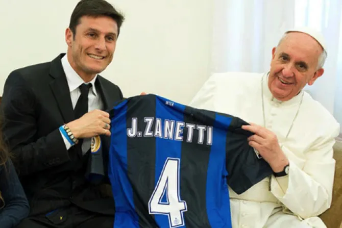 Zanetti obsequia camiseta del Inter de Milán al Papa Francisco