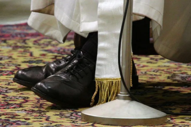 El Papa pide que le arreglen sus zapatos negros
