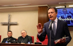 El periodista Matías Prats agradece un Premio ¡Bravo! concedido por los obispos españoles. Crédito: CEE.