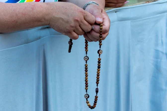 Persona rezando el rosario.