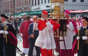 Por la mañana, se venera la Santa Sangre en la Catedral de San Salvador durante una celebración eucarística, con la concelebración del cardenal Mathieu, Arzobispo de Teherán. Posteriormente, durante la procesión, portará el relicario durante parte del recorrido el 29 de mayo de 2025. Crédito: Thomas P. Reiter