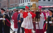Por la mañana, se venera la Santa Sangre en la Catedral de San Salvador durante una celebración eucarística, con la concelebración del cardenal Mathieu, Arzobispo de Teherán. Posteriormente, durante la procesión, portará el relicario durante parte del recorrido el 29 de mayo de 2025.
