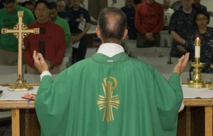 Un sacerdote celebra una Misa. Crédito: Pixabay.