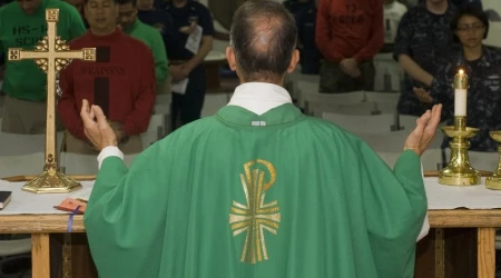 Un sacerdote celebra una Misa. Foto referencial.