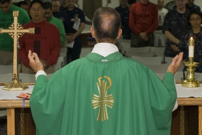 Un sacerdote celebra una Misa.  Foto referencial.