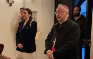 Mons. José Rico, Obispo de Asidonia-Jeréz junto a la pregonera de la Semana Santa 2024 Eulalia Prieto. Crédito: Obispado de Asidonia-Jerez.