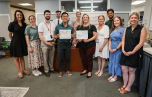 Miembros de la Oficina de Pastoral Universitaria de la Universidad Católica de América reciben su Premio RISE de manos de los Asociados de San Juan Bosco. Crédito: Foto cortesía de The Cartiedas