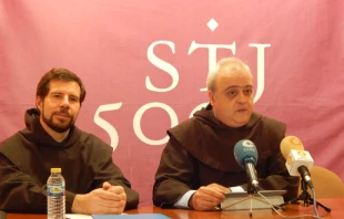 P. Antonio Gonzu00e1lez, presidente Fundaciu00f3n V Centenario de Santa Teresa y el P. Emilio Martu00ednez, Vicario general de la orden del Carmelo. Foto: ACI Prensa.  