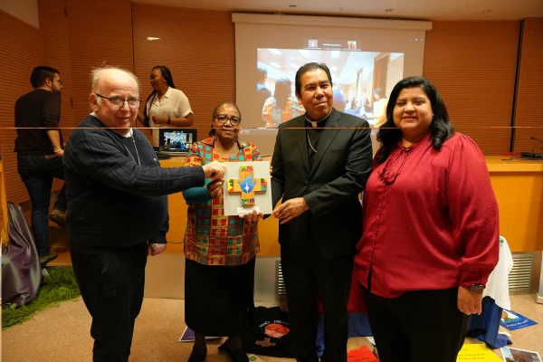 De izquierda a derecha: el obispo Marc Stenger, de Francia, y la hermana Wamūyū Wachira, de Kenia, copresidentes de Pax Christi International. A continuación, el obispo Tony Celino, obispo auxiliar de la diócesis de El Paso, Texas. Y Melissa M. López, Servicios Diocesanos para Migrantes y Refugiados, El Paso. Crédito: Pax Christi International