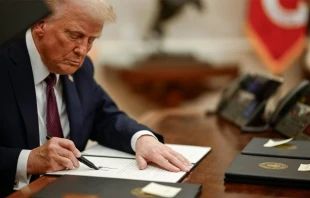 El presidente Donald Trump firma órdenes ejecutivas en la Oficina Oval de la Casa Blanca. Crédito: La Casa Blanca.