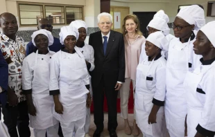 Presidente de la República Italiana, Sergio Mattarella, visitando la obra de los salesianos en Ghana Crédito: Presidencia de la República Italiana