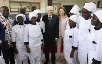 Presidente de la República Italiana, Sergio Mattarella, visitando la obra de los salesianos en Ghana