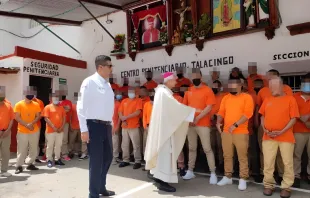 Mons. Wong saluda a presos. Crédito: Secretaría de Seguridad Pública de Veracrúz 