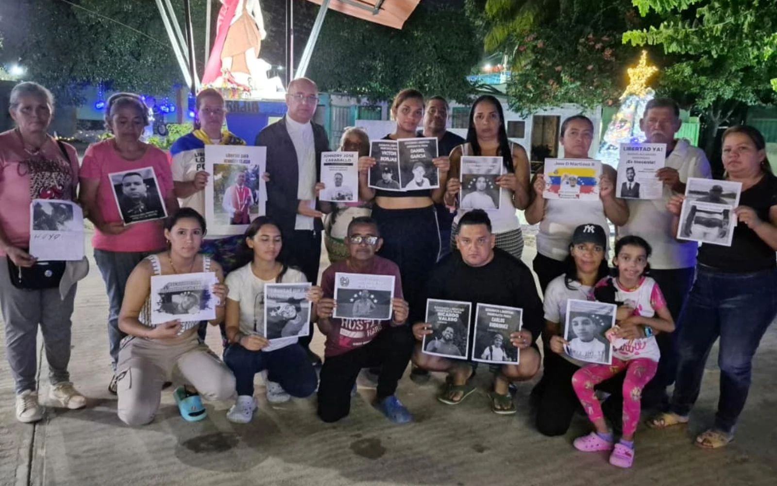 El P. Honegger Molina junto a familiares de presos políticos.?w=200&h=150