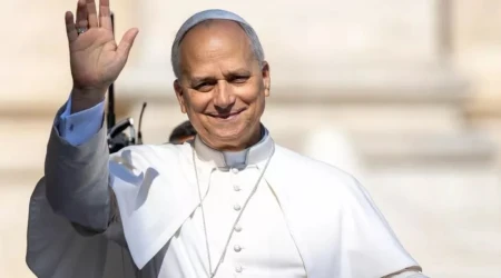 El Papa León XIV saluda a la multitud tras su Audiencia General