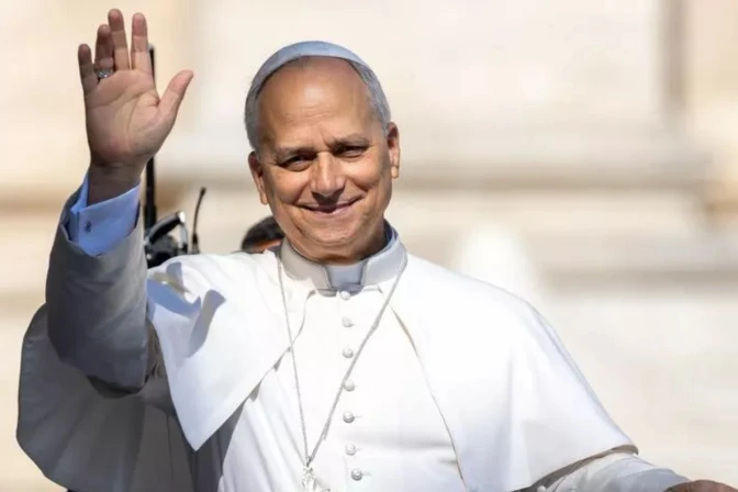 El Papa León XIV saluda a la multitud tras su Audiencia General