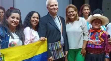 Mons. Prevost con uun grupo de inmigrantes venezolanos en Chiclayo