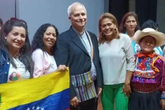 Mons. Prevost con uun grupo de inmigrantes venezolanos en Chiclayo