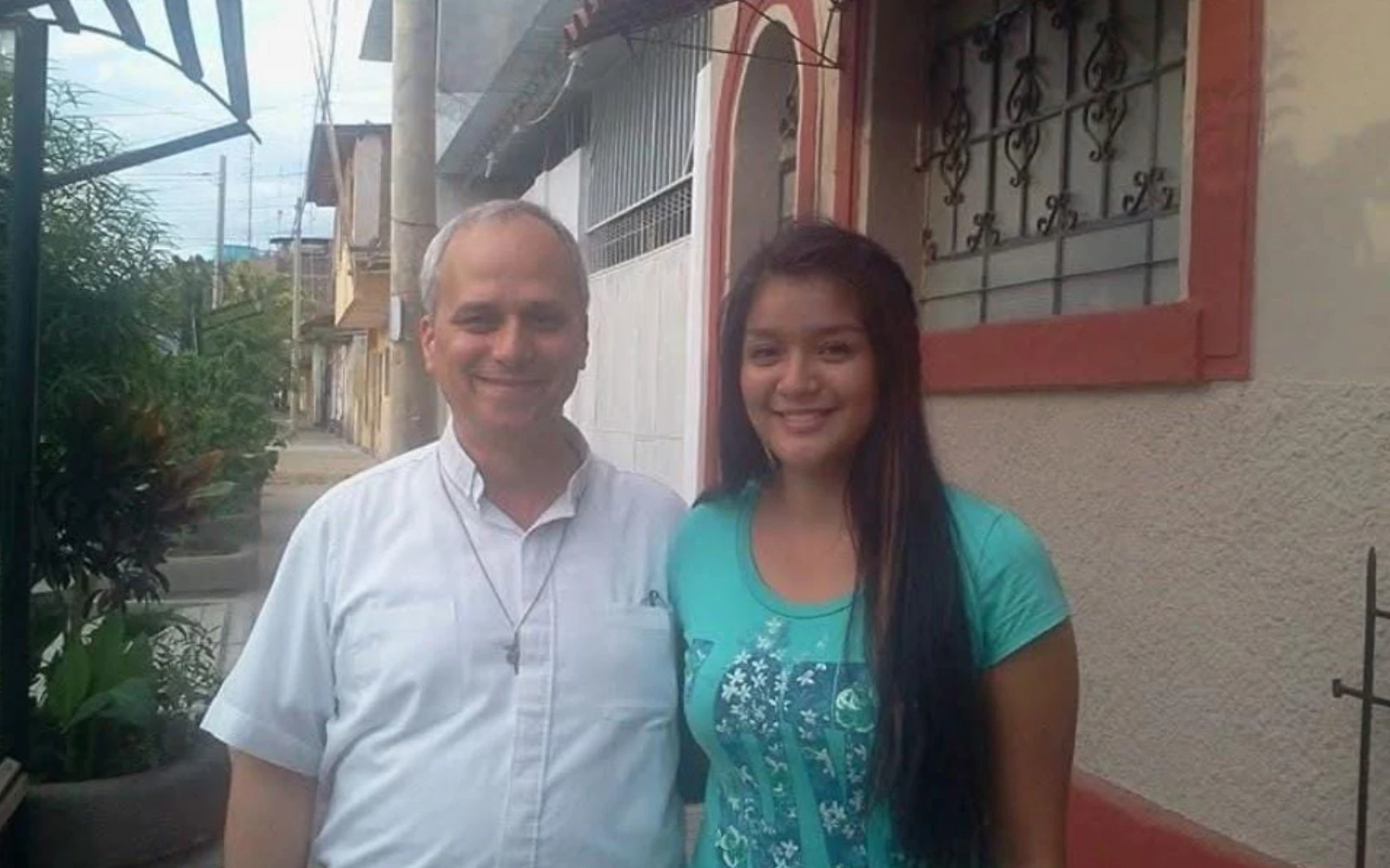 Mildred, la ahijada peruana del Papa León XIV, comparte su testimonio y fotos con el entonces P. Robert Prevost.?w=200&h=150