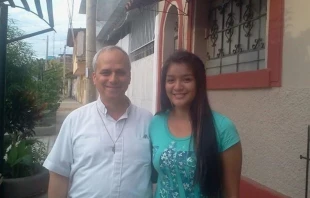 Mildred, la ahijada peruana del Papa León XIV, comparte su testimonio y fotos con el entonces P. Robert Prevost. Crédito: Mildred Camacho