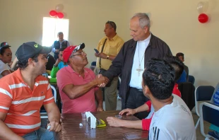 Mons. Robert Prevost (hoy León XIV) en la inauguración del comedor Nuestra Señora de Chota de la parroquia Señor de los Milagros, en Campodónico, Chiclayo, 2019. Crédito: Cortesía de Janinna Sesa Córdova - Cáritas Chiclayo