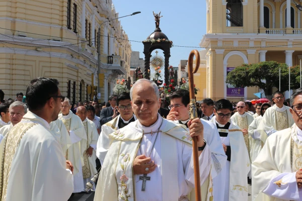 Mons. Robert Prevost (hoy Papa León XIV) durante la solemnidad del Corpus Christi 2019, en Chiclayo, Perú. Crédito: Cortesía de la Diócesis de Chiclayo