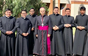 Mons. Robert Prevost (hoy León XIV) con los nuevos Presbíteros y Diáconos, ordenados el 7 de diciembre de 2019, en Seminario Mayor Santo Toribio de Mogrovejo de la Diócesis de Chiclayo. Crédito: Seminario Mayor Santo Toribio de Mogrovejo