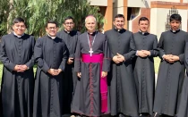 Mons. Robert Prevost (hoy León XIV) con los nuevos Presbíteros y Diáconos, ordenados el 7 de diciembre de 2019, en Seminario Mayor Santo Toribio de Mogrovejo de la Diócesis de Chiclayo.