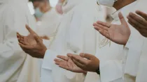 Con el documento, el Vaticano permitió a los sacerdotes impartir bendiciones no litúrgicas a las parejas del mismo sexo y en situación irregular.