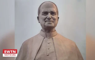 Primer busto del Papa León XIV, obra del artista peruano Raúl Franco. Crédito: EWTN Noticias.
