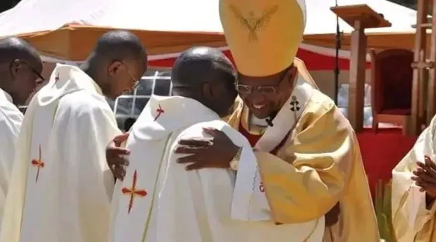 Ordenan al primer sacerdote católico ciego en Kenia