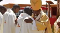 El P. Michael Mithamo King’ori abraza a Mons. Anthony Muheria el día de su ordenación. | Crédito: Arquidiócesis de Nyeri 