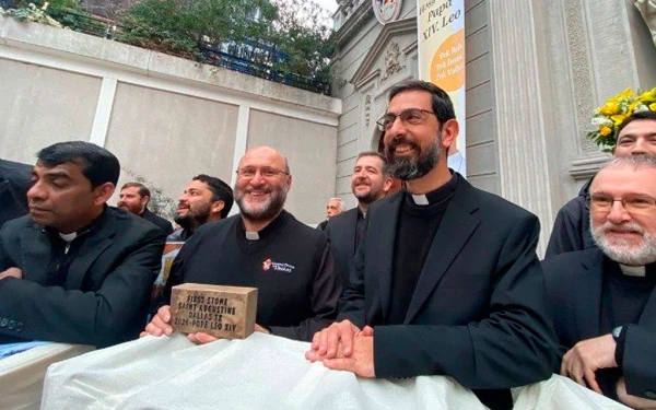 El P. Paolo Capra con la primera piedra que bendijo el Papa León para la futura iglesia. Crédito: Vatican Media.
