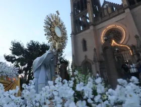 Al menos 3.000 se unen una jornada de adoración, procesión y Misa por la paz en Saltillo, México