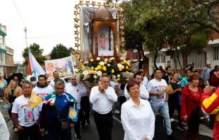 Peregrinos mexicanos llevaron el anda con la imagen del Divino Niño Jesús durante la procesión en Bogotá. Crédito: Eduardo Berdejo / EWTN.