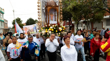 Peregrinos mexicanos llevaron el anda con la imagen del Divino Niño Jesús durante la procesión en Bogotá.