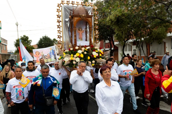 Peregrinos mexicanos llevaron el anda con la imagen del Divino Niño Jesús durante la procesión en Bogotá.