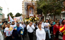 Peregrinos mexicanos llevaron el anda con la imagen del Divino Niño Jesús durante la procesión en Bogotá.
