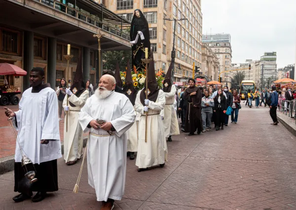 La propuesta de retomar las procesiones de tipo tradicional en Bogotá tuvo como punto de partida el Sábado Santo, con la procesión de la Virgen de los Dolores. Crédito: Eduardo Berdejo.