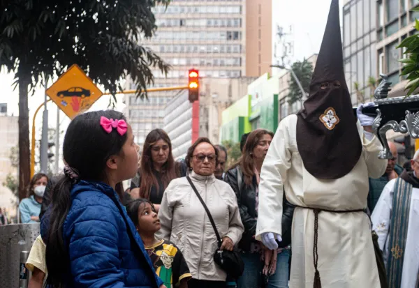 El paso de las procesiones llamaron la atención de varias personas durante sus recorridos por el centro de Bogotá. Crédito: Eduardo Berdejo.