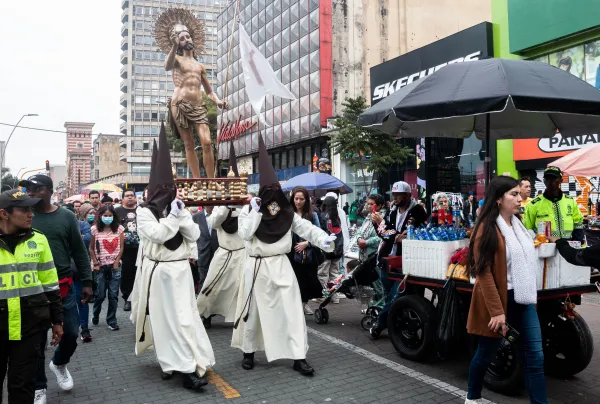 La imagen de Cristo Resucitado recorre la Calle Real en el centro de Bogotá. Crédito: Eduardo Berdejo.