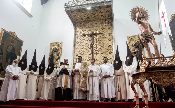 La Hermandad San Antonio de Padua acompañada por miembros de la comunidad franciscana. Crédito: Eduardo Berdejo