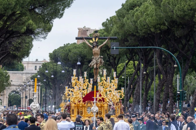 Cristo del Cachorro de Sevilla (España) procesiona por Roma