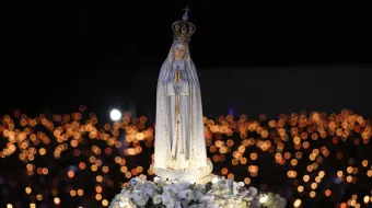 Procesión de las velas en el Santuario de la Virgen de Fátima en Portugal.