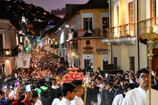 Procesión eucarística en Quito en 2024