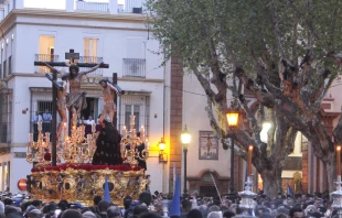 La procesión del Cristo del buen ladrón en Sevilla Crédito: Migue lezl vía Flickr (CC BY-NC-SA 2.0)