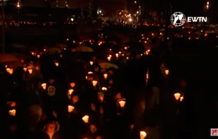 Procesión de las velas en el santuario de la Virgen de Lourdes en la noche del 10 de febrero, víspera de la fiesta mariana. Crédito: EWTN