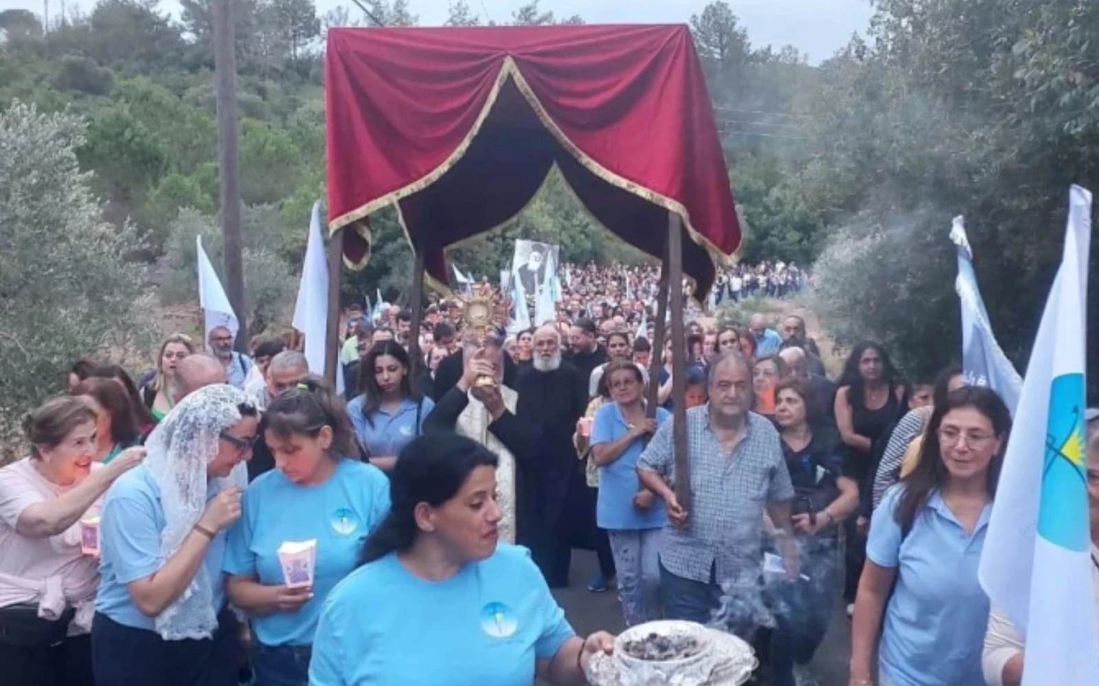 Los fieles participan en la procesión "Caminando hacia Ti" en el Líbano para honrar al P. Bechara Abou Mrad en Joun el 4 de octubre de 2025.?w=200&h=150