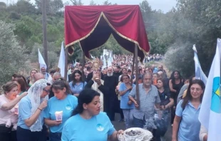 Los fieles participan en la procesión "Caminando hacia Ti" en el Líbano para honrar al P. Bechara Abou Mrad en Joun el 4 de octubre de 2025. Crédito: Noelle El Hajj - ACI Mena