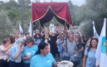 Los fieles participan en la procesión "Caminando hacia Ti" en el Líbano para honrar al P. Bechara Abou Mrad en Joun el 4 de octubre de 2025.